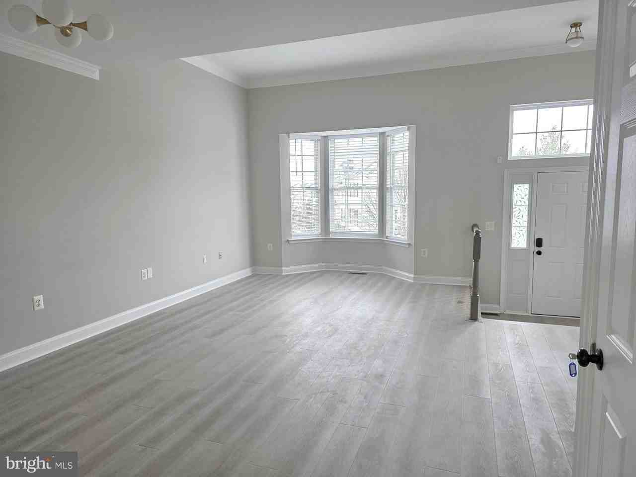 676 Mcleary Sq Se - Photo 5 of 37