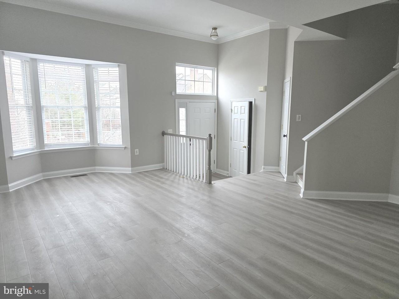 676 Mcleary Sq Se - Photo 6 of 37