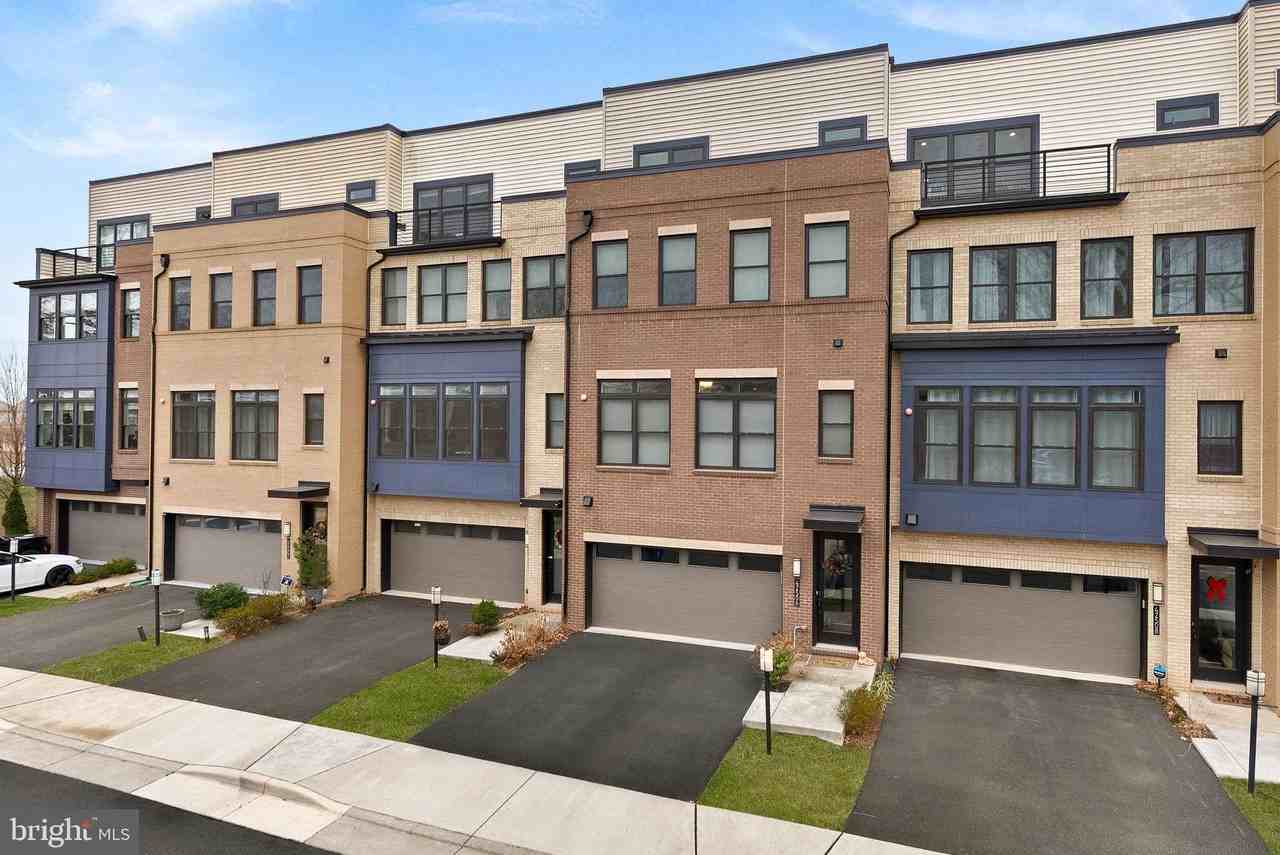 42506 Mildred Landing Sq - Photo 3 of 50