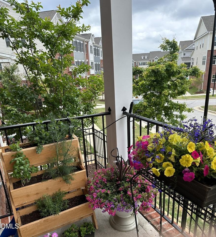 515 Gateway Townes Blvd - Photo 2 of 5