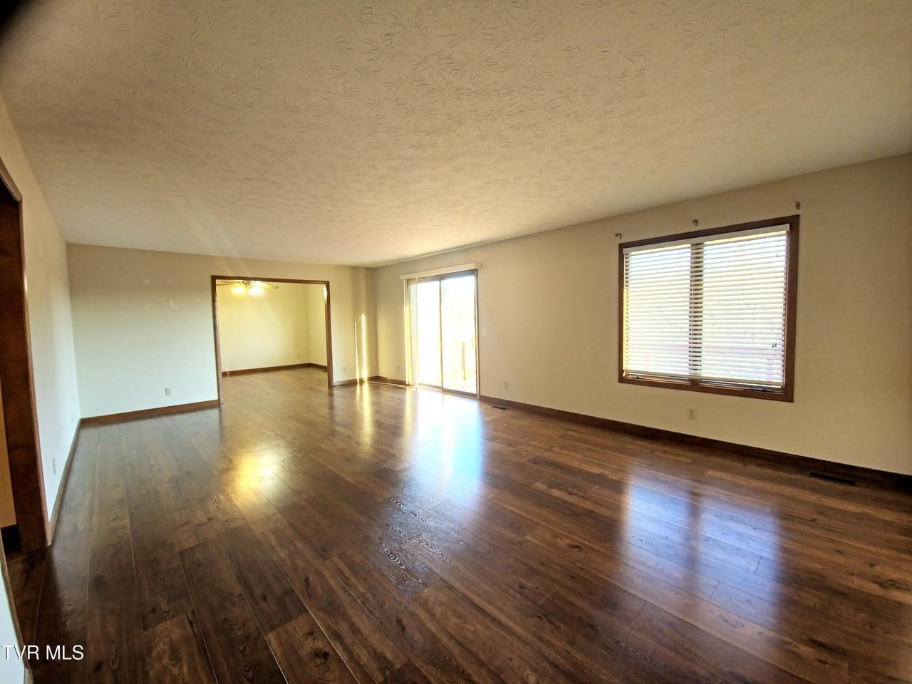 346 Eastland Dr - Photo 4 of 36