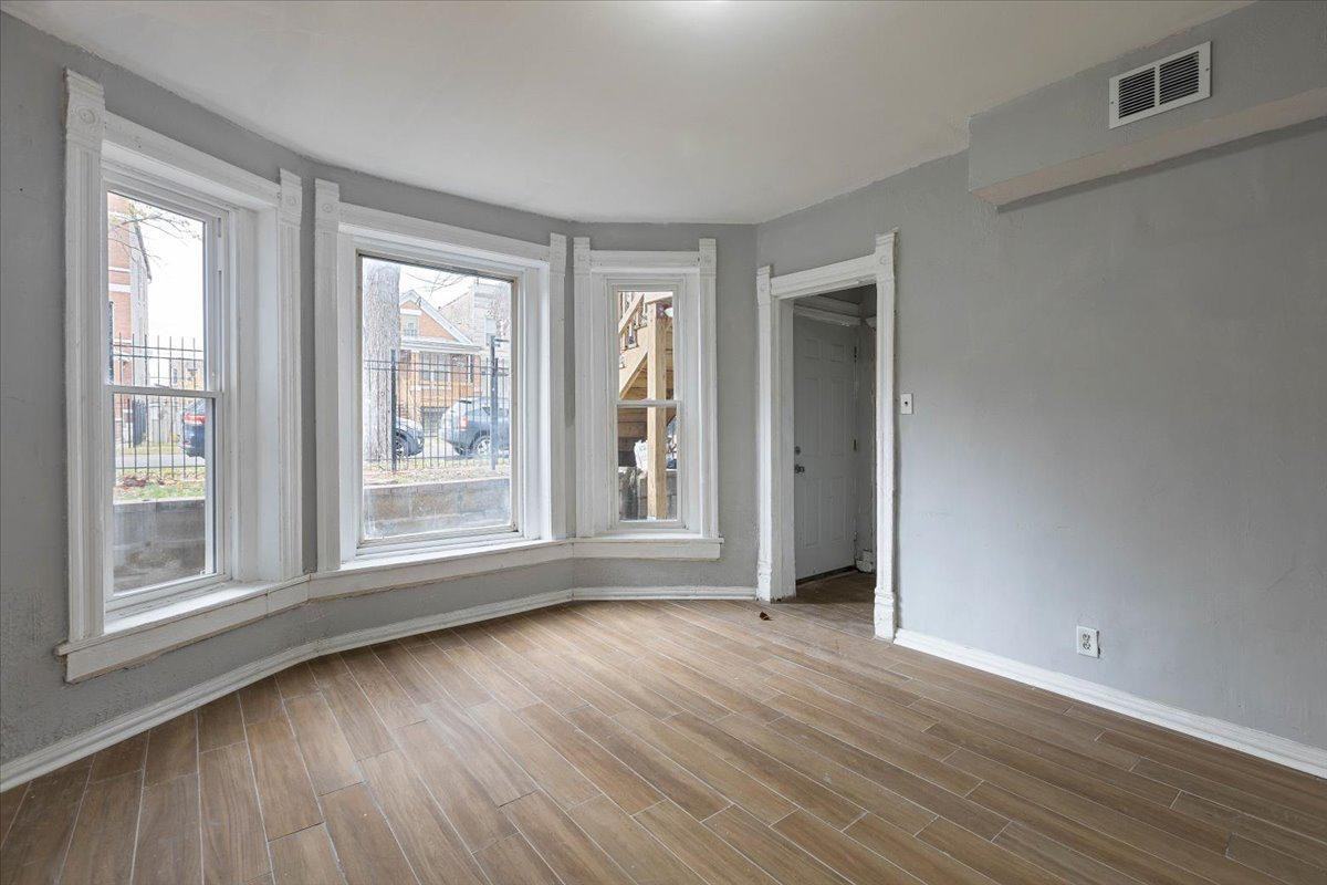 1913 S Troy St - Photo 4 of 20