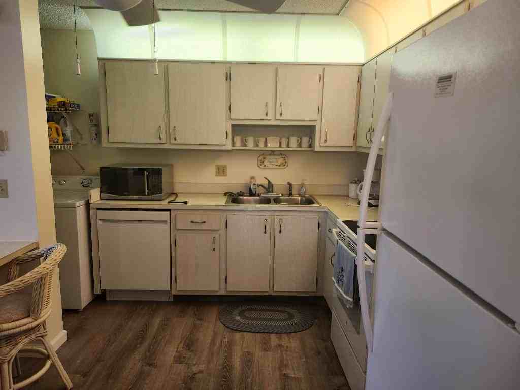 3526 La Palmas Ct ##D-2 - Photo 5 of 9