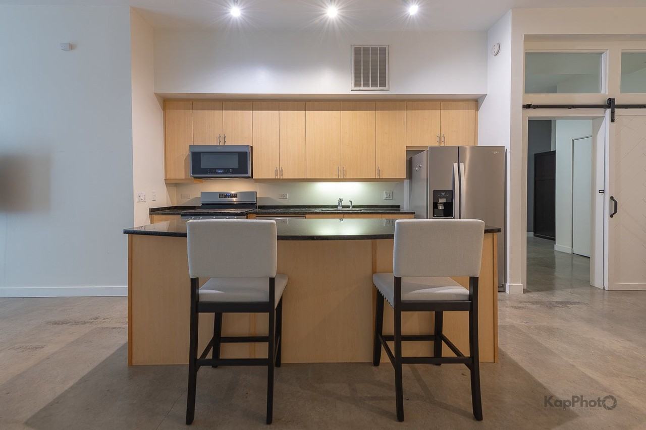 949 W Madison St - Photo 6 of 26