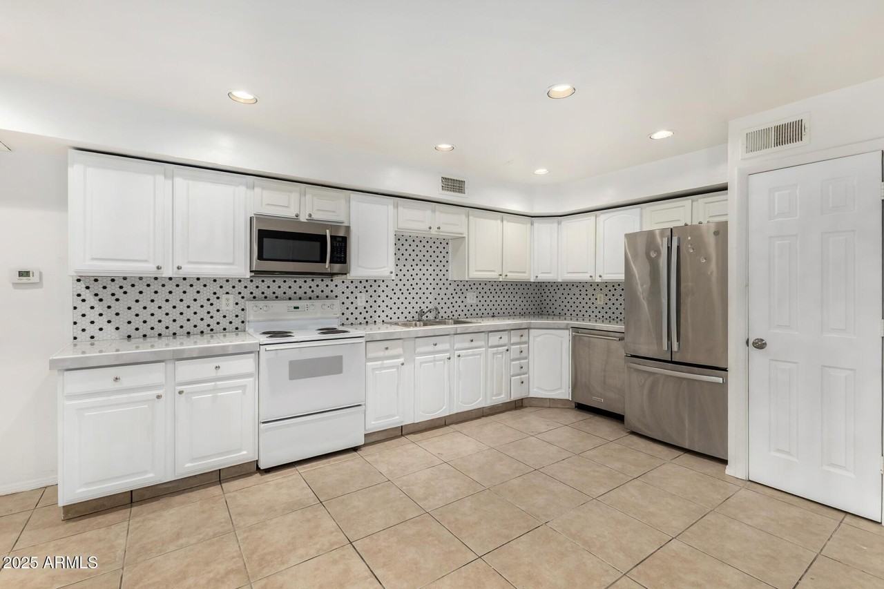 8430 N 34th Dr - Photo 6 of 21