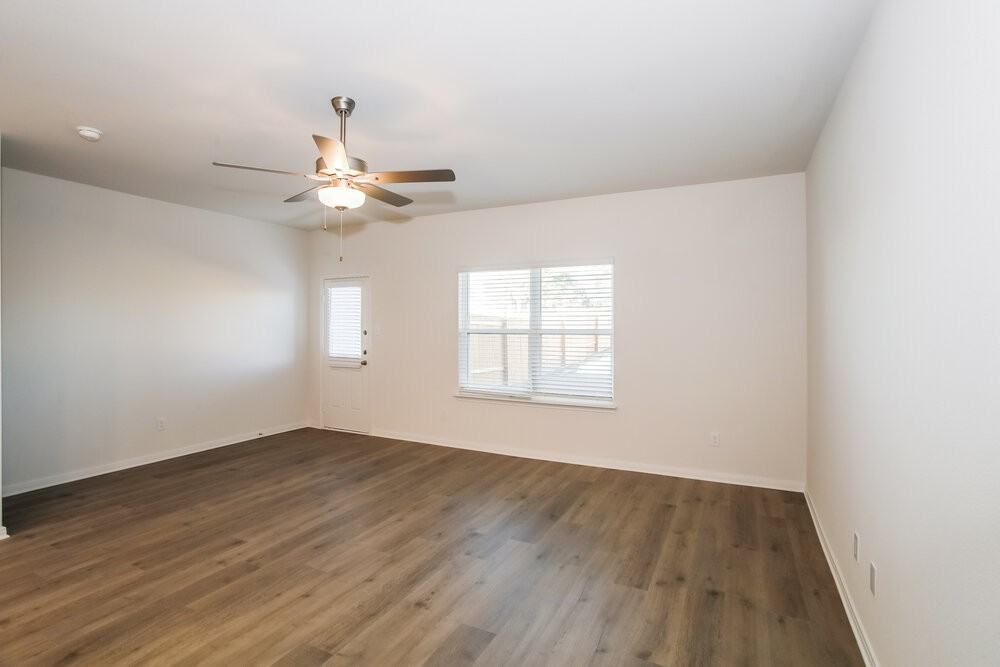 204 Marsh Ln - Photo 5 of 20