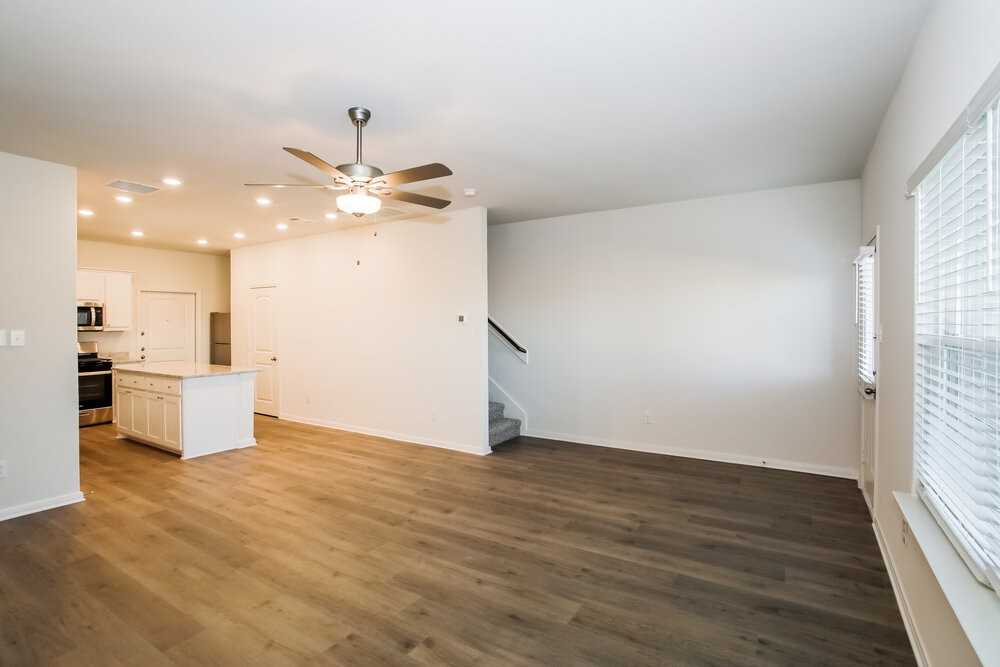 204 Marsh Ln - Photo 6 of 20