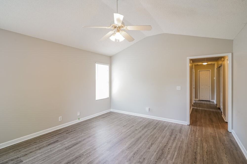 1515 Rochester Dr - Photo 4 of 16