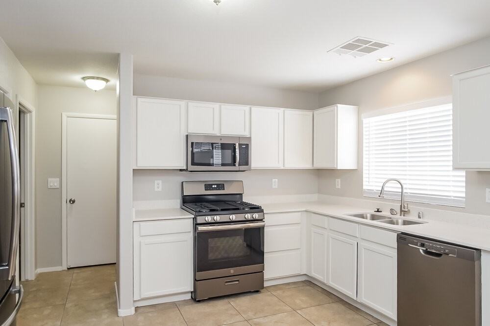 5535 Black Sea Ct - Photo 6 of 15