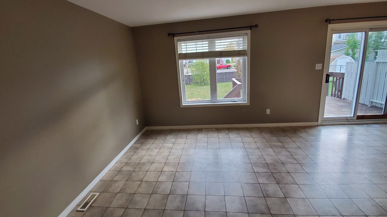 916 11 St - Photo 5 of 25