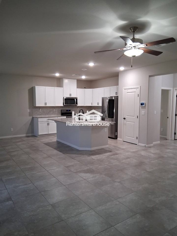 7920 Stone Forest St - Photo 6 of 39