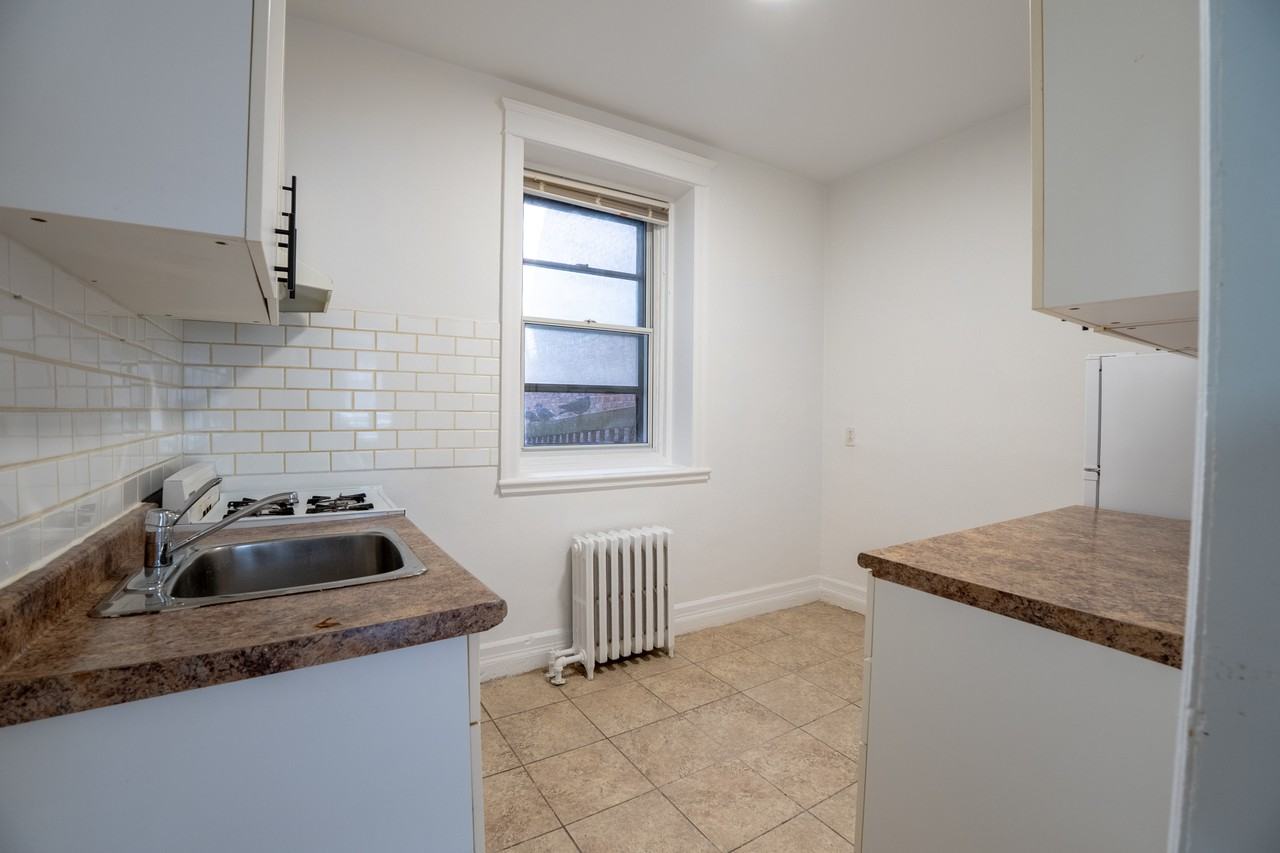 6266 Av. Notre-Dame-de-Grâce - Photo 3 of 10