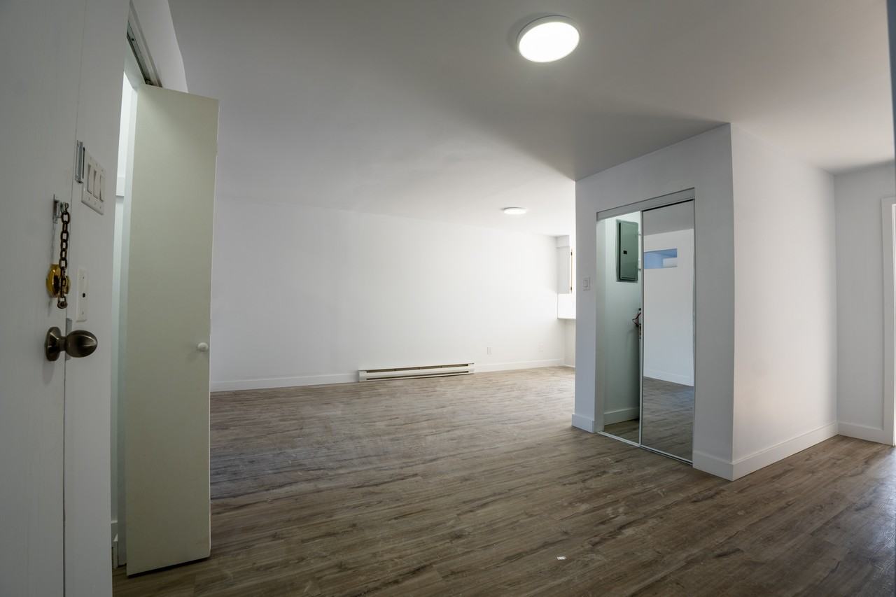 7746 Av. des Érables - Photo 4 of 13