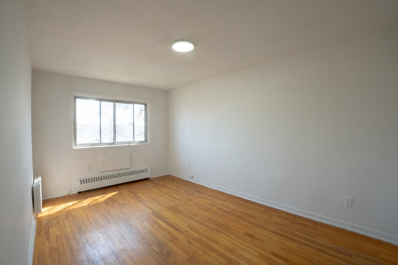 575 32e Avenue - Photo 7 of 9