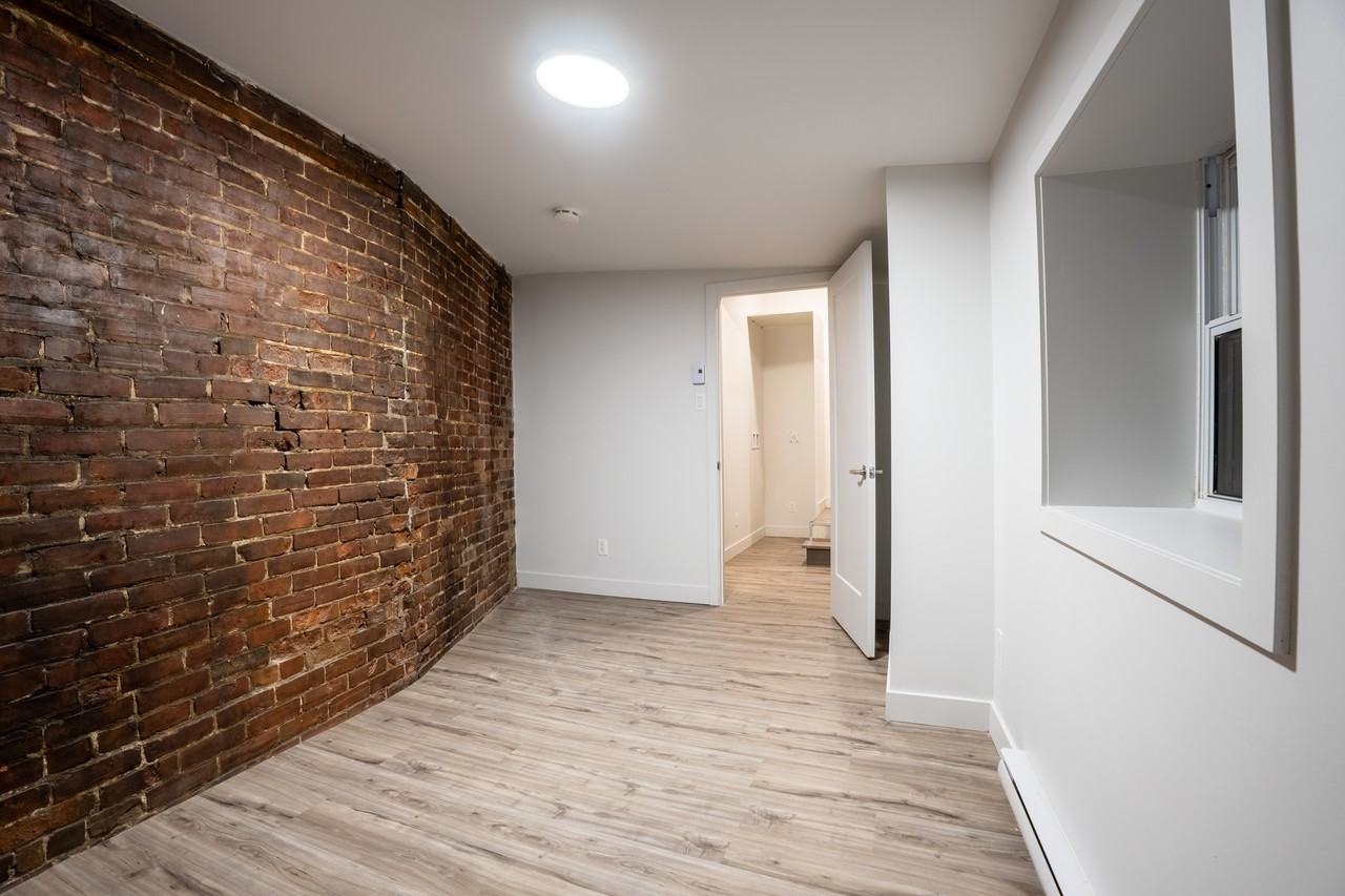 163 Ontario St E - Photo 5 of 10