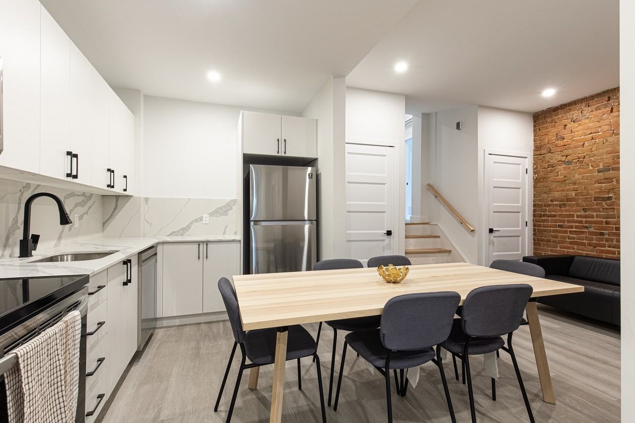 2005 Rue De Bullion - Furnished - Photo 2 of 13