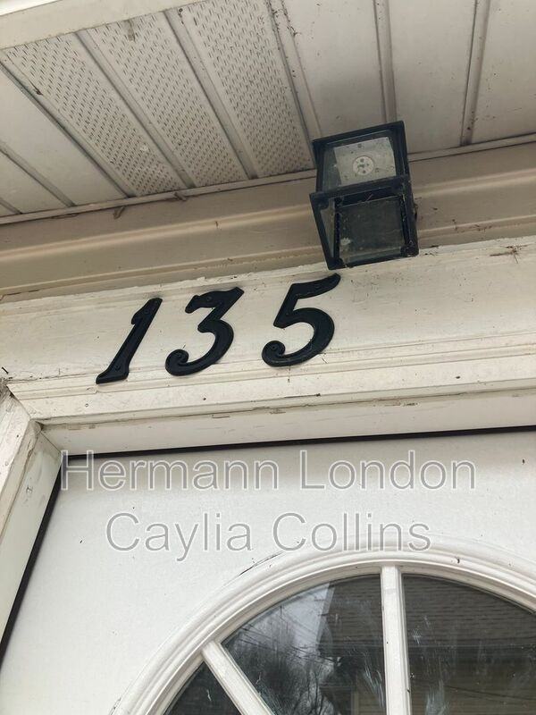135 Hereford Ave - Photo 4 of 17
