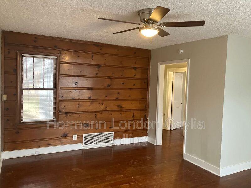 135 Hereford Ave - Photo 6 of 17