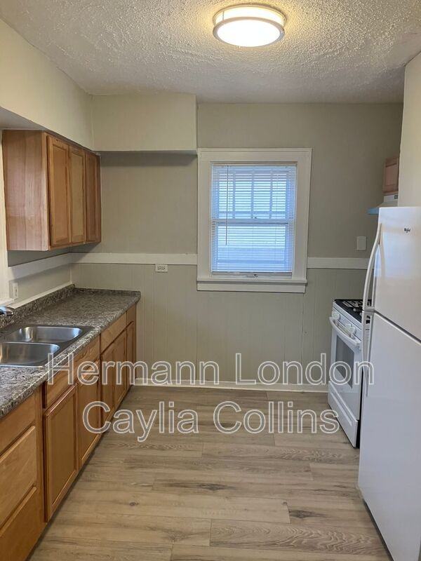 135 Hereford Ave - Photo 7 of 17