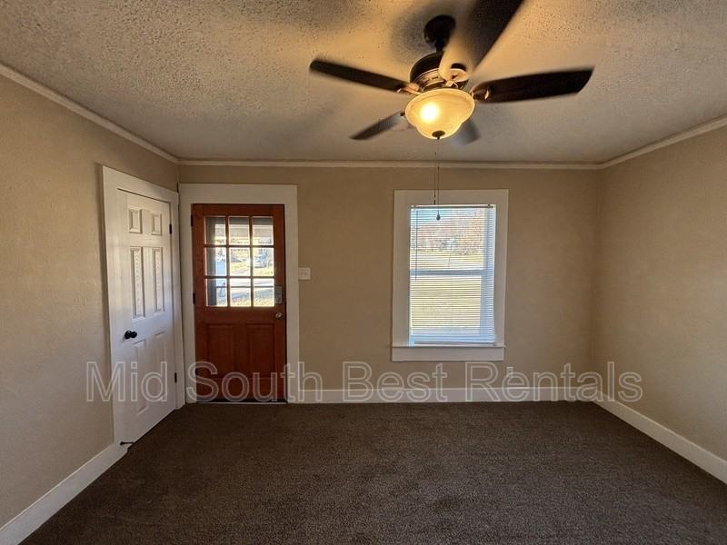 1601 Geyer St - Photo 2 of 12