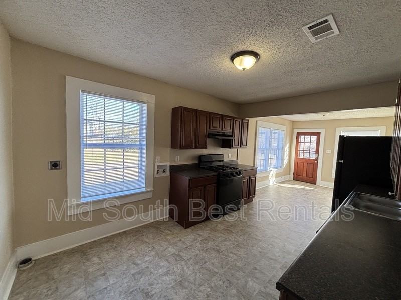 1601 Geyer St - Photo 3 of 12