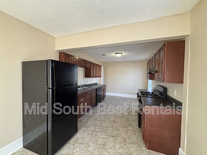 1601 Geyer St - Photo 4 of 12