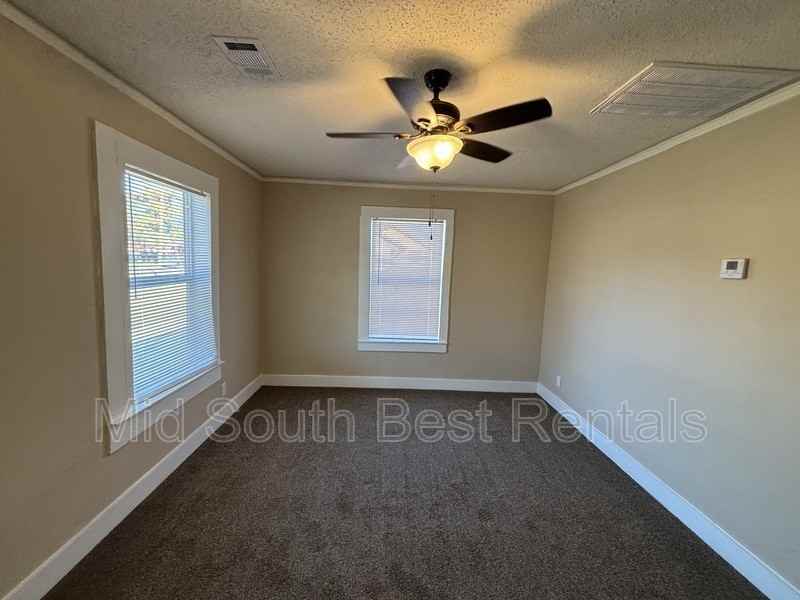 1601 Geyer St - Photo 5 of 12