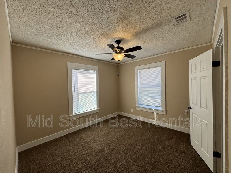 1601 Geyer St - Photo 6 of 12