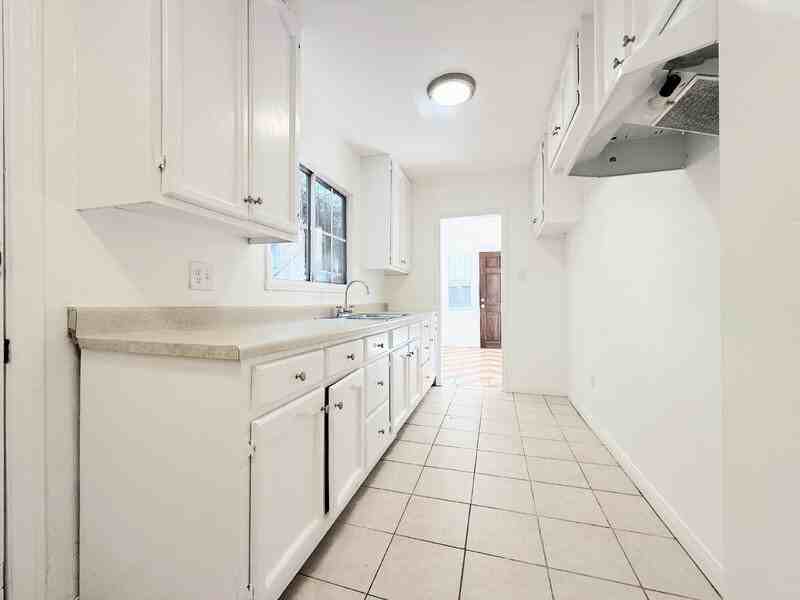 727 E 81st St - Photo 3 of 7