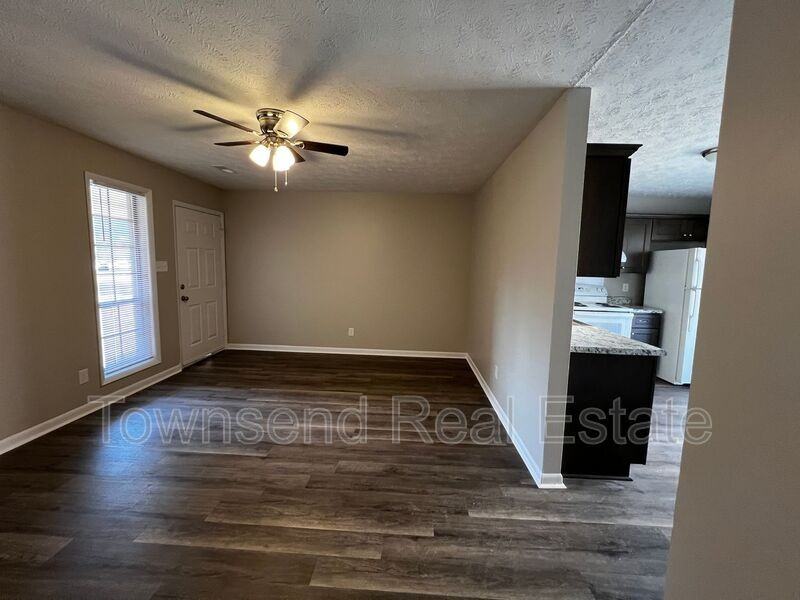 1437 Ireland Dr Apt B - Photo 2 of 15