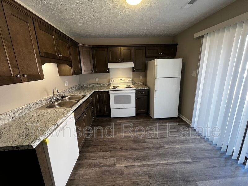 1437 Ireland Dr Apt B - Photo 3 of 15