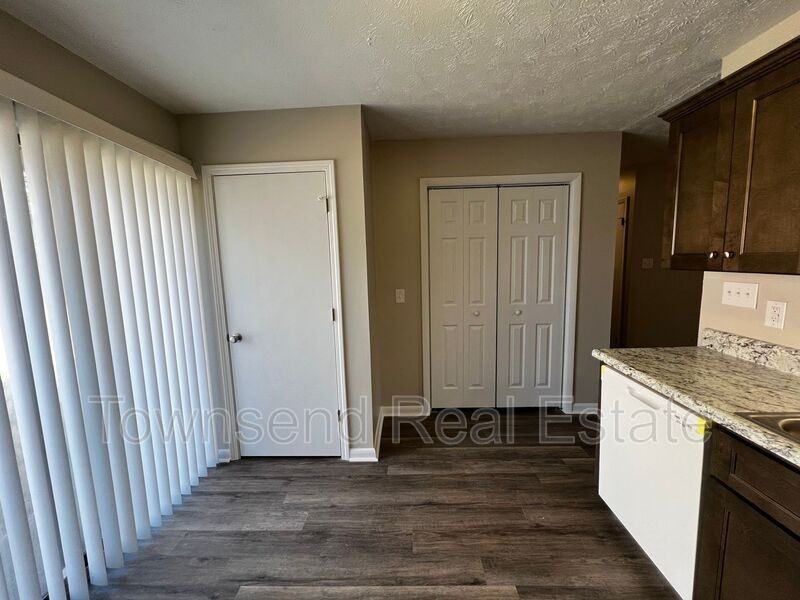 1437 Ireland Dr Apt B - Photo 4 of 15