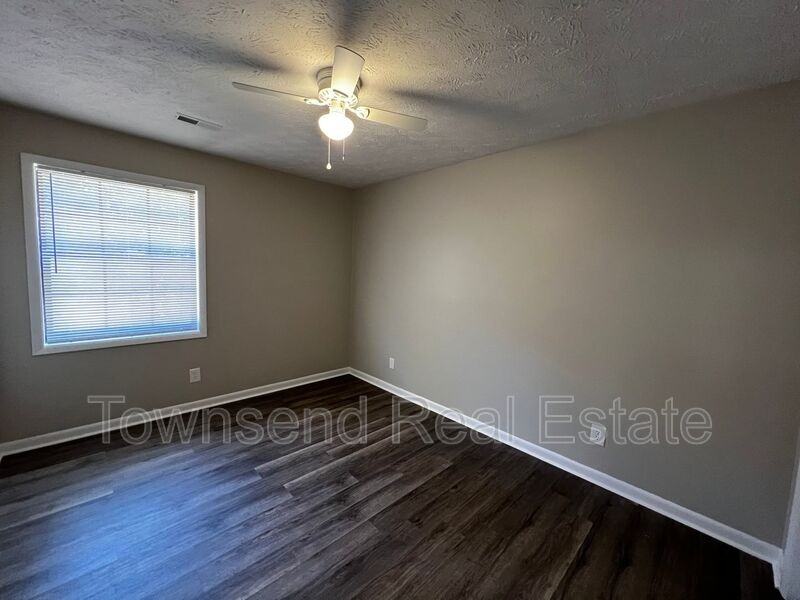 1437 Ireland Dr Apt B - Photo 7 of 15