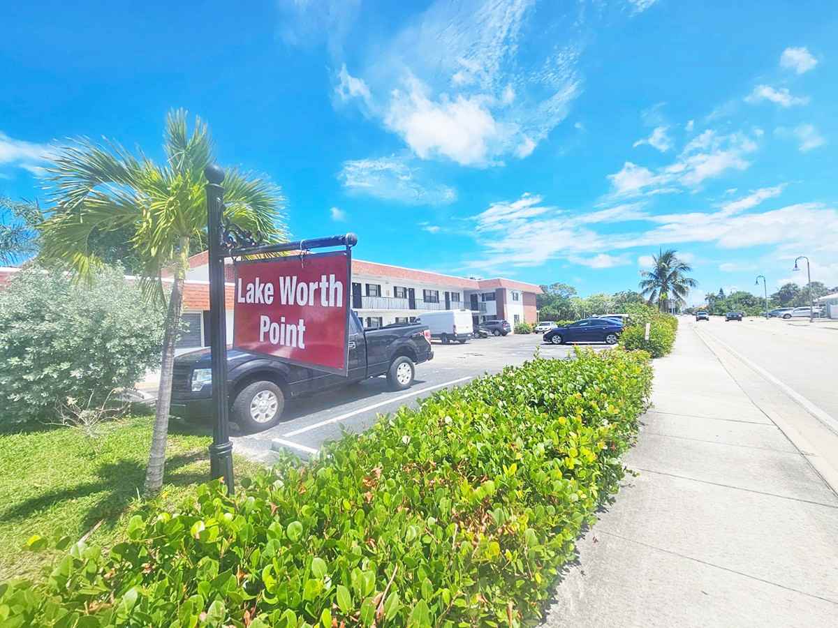 928 South Federal Highway - Photo 2 of 14