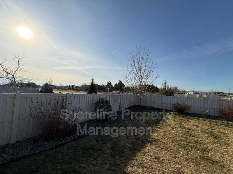 101 N Voyage Ave - Photo 3 of 36