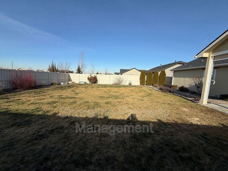 101 N Voyage Ave - Photo 4 of 36