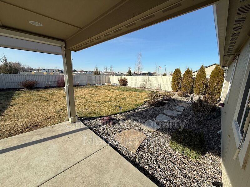 101 N Voyage Ave - Photo 5 of 36