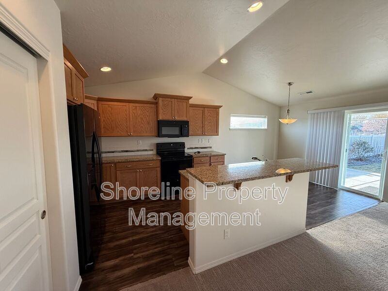 101 N Voyage Ave - Photo 7 of 36