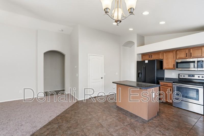 40381 W Robbins Dr - Photo 6 of 32