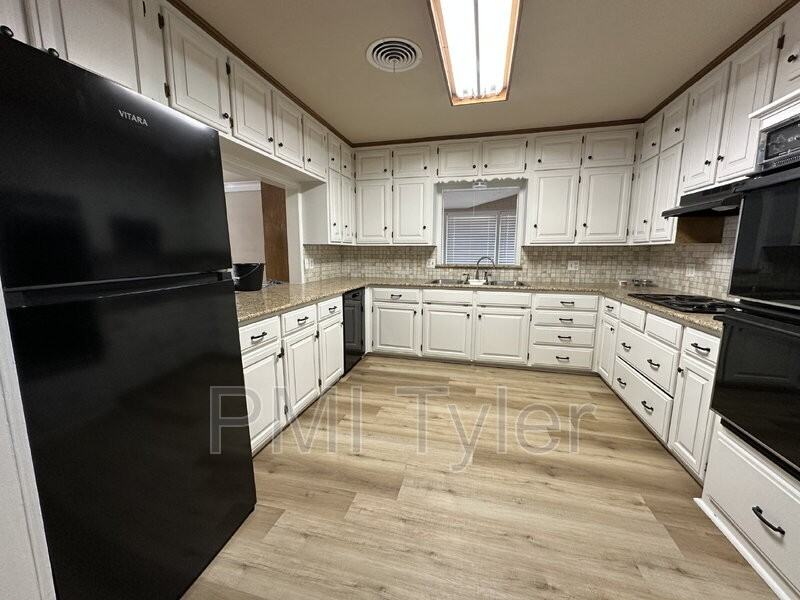 343 Bonner St - Photo 4 of 19