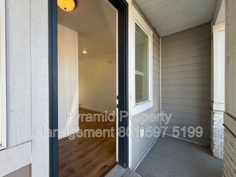 836 E St - Photo 3 of 43