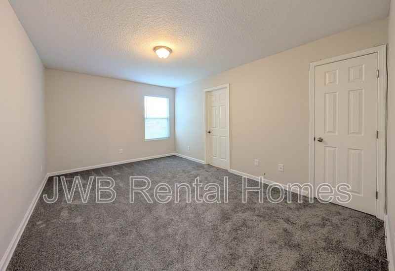 452 Malcross Ave - Photo 7 of 19