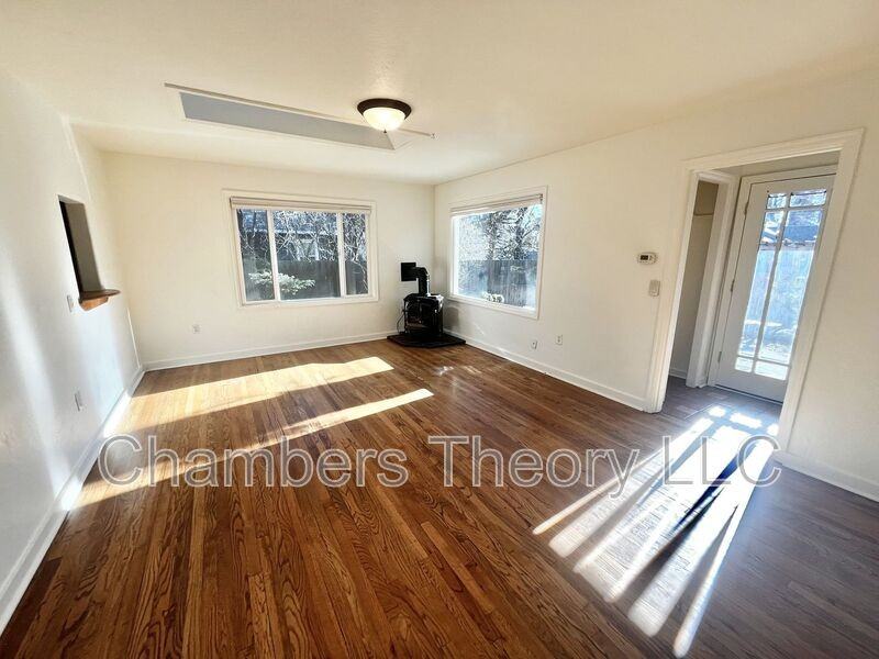 1252 Nw Milwaukee Ave - Photo 3 of 31