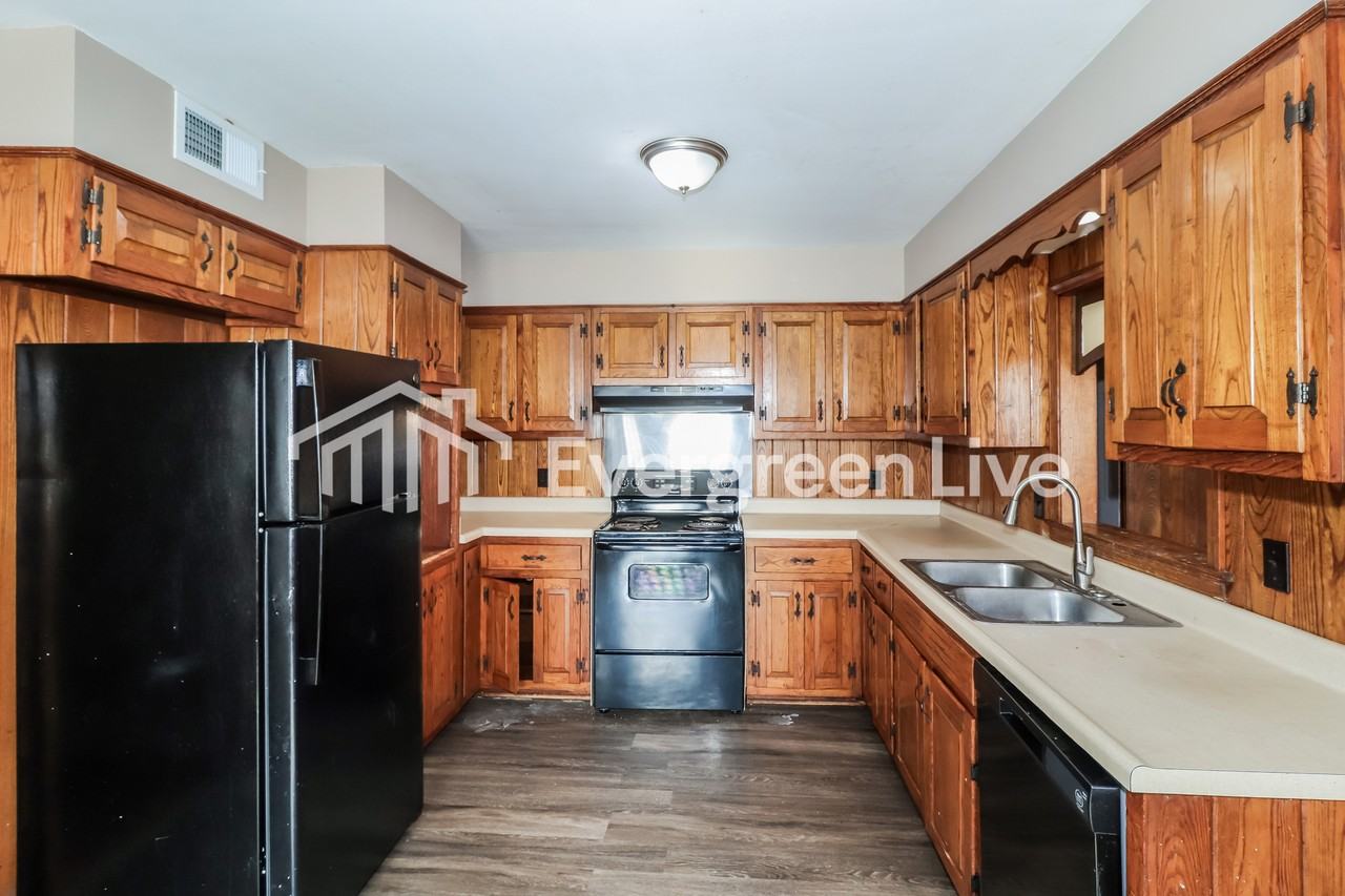 5597 Forsyth Dr - Photo 5 of 15