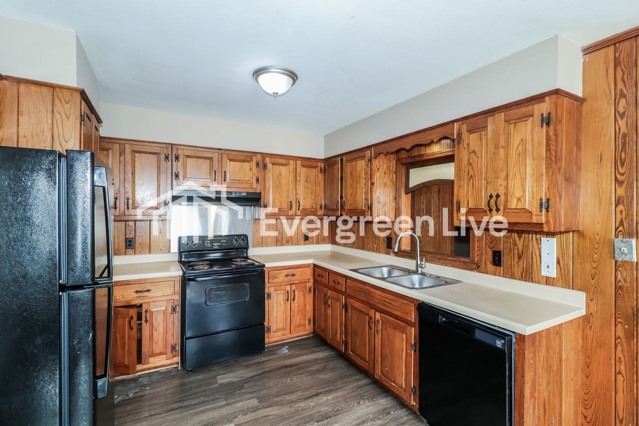 5597 Forsyth Dr - Photo 6 of 15