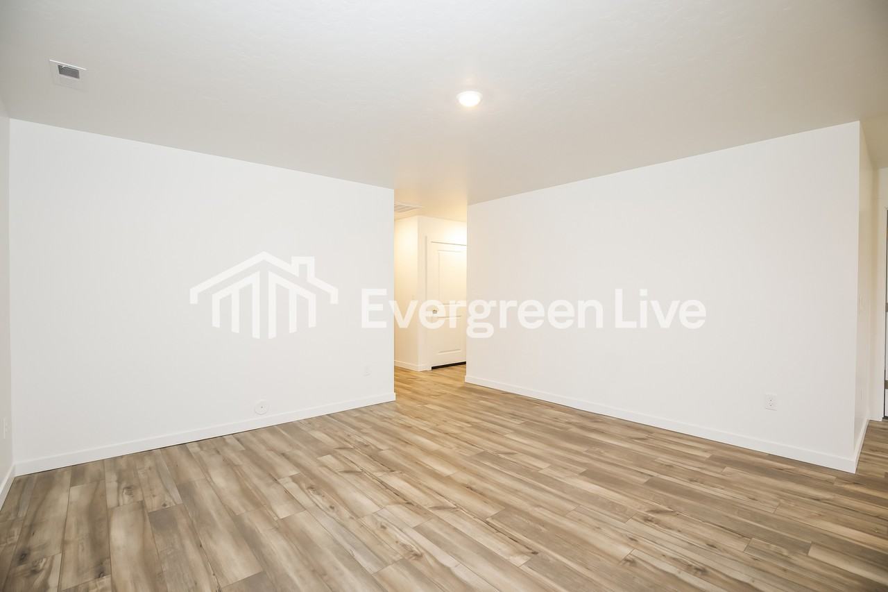 324 S Lightning Ave - Photo 3 of 16