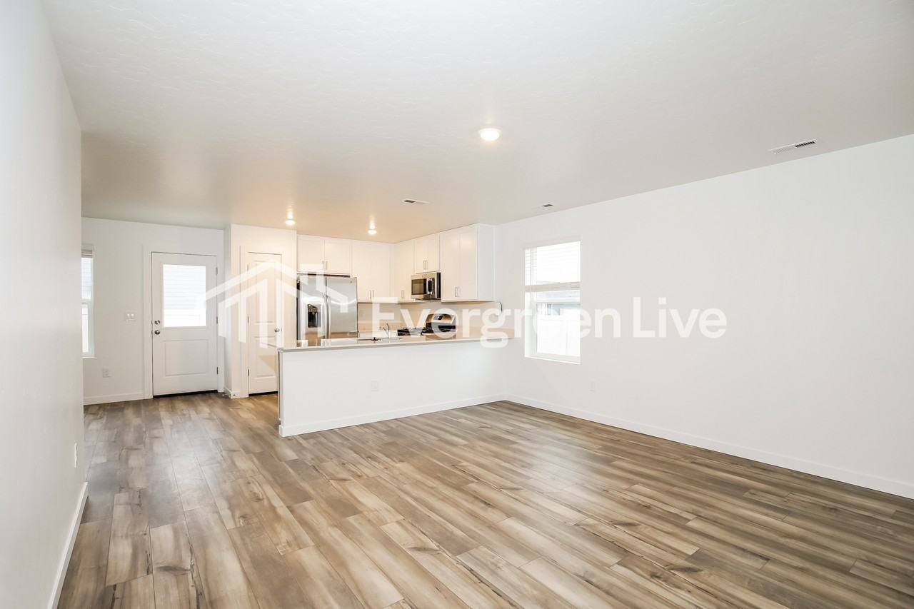 324 S Lightning Ave - Photo 4 of 16