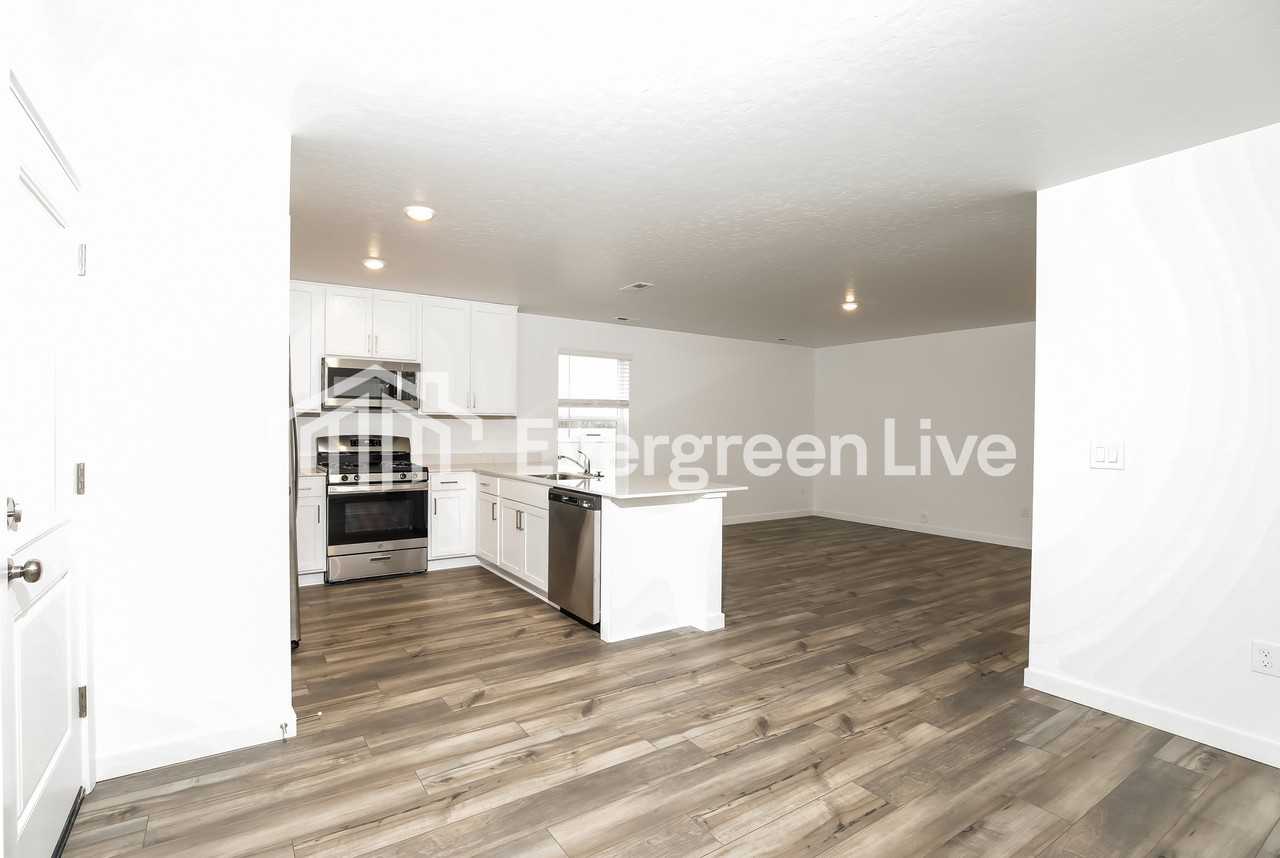 324 S Lightning Ave - Photo 5 of 16