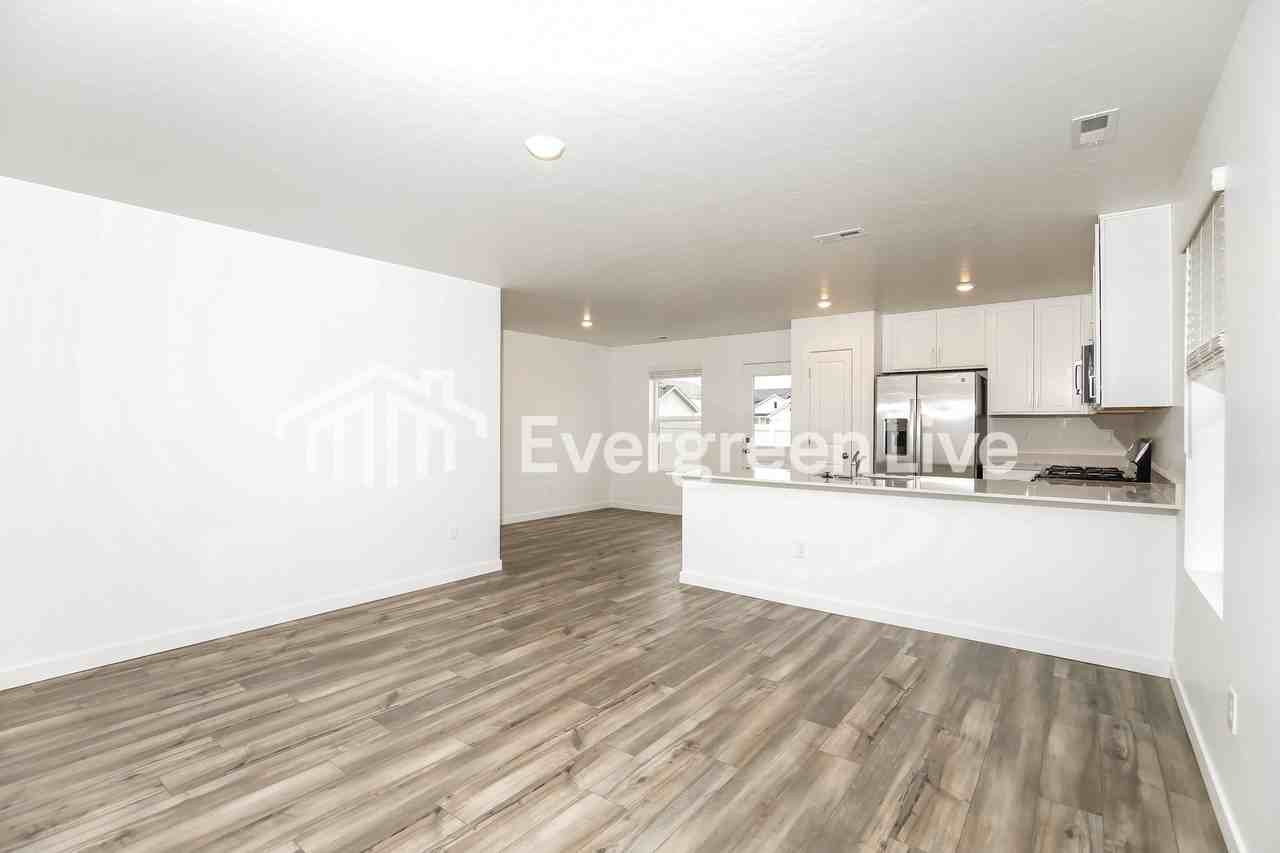 324 S Lightning Ave - Photo 6 of 16