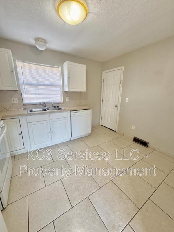 208 Sw 6th St - Photo 6 of 15